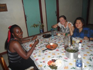 Vår roomie lär oss äta nshima, Zambias vanligaste maträtt. Vi gör vårt bästa för att äta det på rätt sätt, no forks allowed.